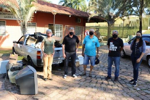 Lixo eletrônico coletado enche carretas de dois caminhões