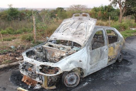 Carro pega fogo na Avenida Trolesi após problema na parte elétrica