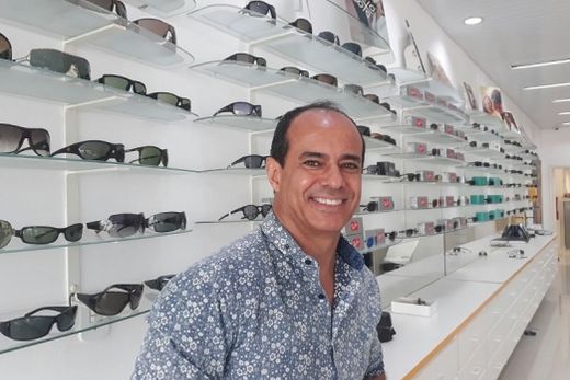 Claudinei Santana, proprietário da Óticas Carol:  grande variedade de óculos e com proteção garantida