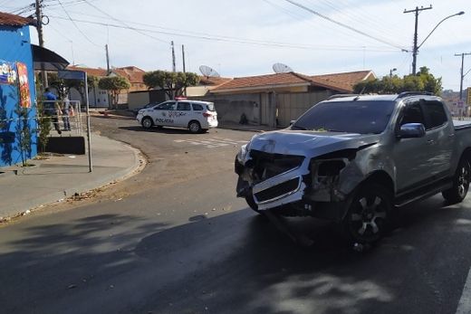 Roubo de caminhonete termina com dois presos