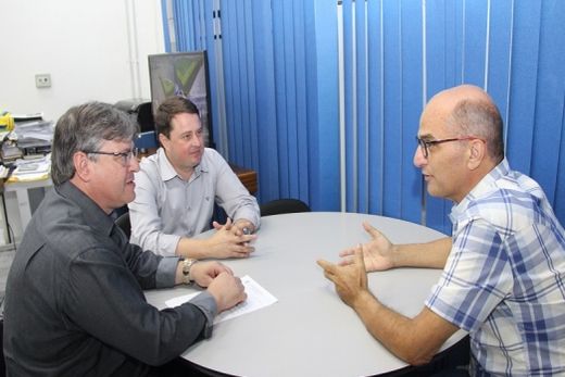 Edinardo, Ivan e Valtinho. “O apoio financeiro da Câmara foi fundamental para que pudéssemos manter alguns serviços essenciais à população”, disse o prefeito