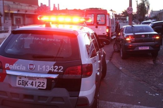 Colisão entre carros deixa duas vítimas feridas