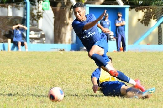 Acelerando. O meia Luiz Cláudio, fintando num treinamento tático de ataque contra defesa