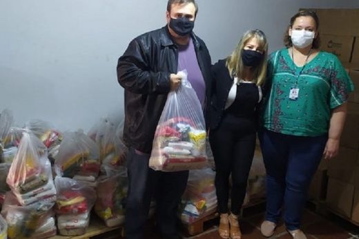 Gratidão. O secretário Hélio Prandi e Márcia Ferrari agradecem a Marcela Braga (assistente social da Marchesan)