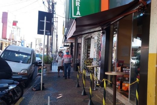 Bares e restaurantes voltam a funcionar sem limite de horário