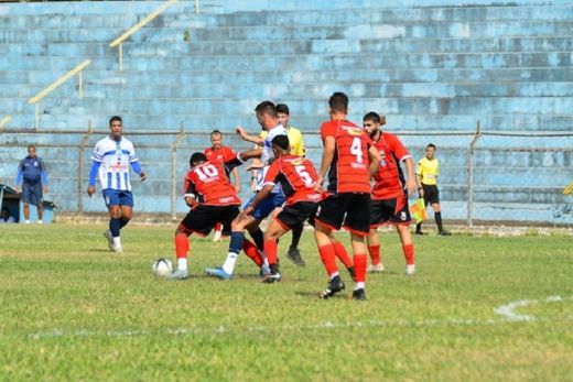 Marcação forte. Jogando fechado, o Varginha impediu os avanços da Matonense ? que criou mais oportunidades de gol, mas não conseguiu alterar o placar de 0x0