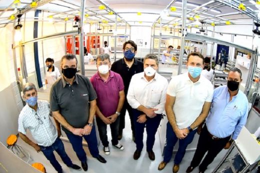 No Laboratório de Eletroeletrônica. Tiãozinho, Walter, Cido, Willian, João Carlos, Alex e Sassi