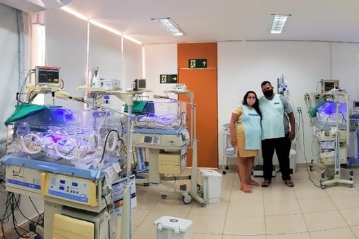 Os pais Jessilen e Eder na UTI NeoNatal. Dois meninos e duas meninas