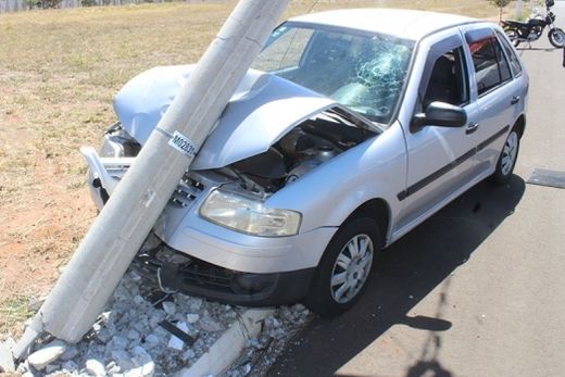 Mulher bate carro em poste após ter mal súbito