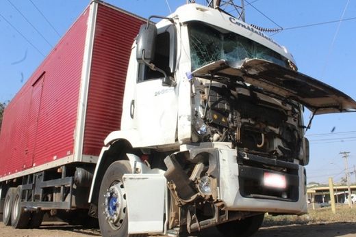 Choque entre caminhões deixa motorista ferido