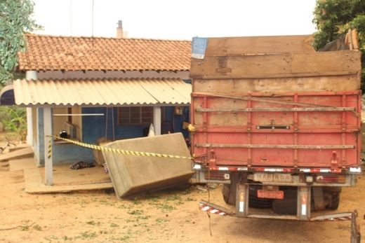 Caminhão perde o freio e invade residência no Jardim Bussola