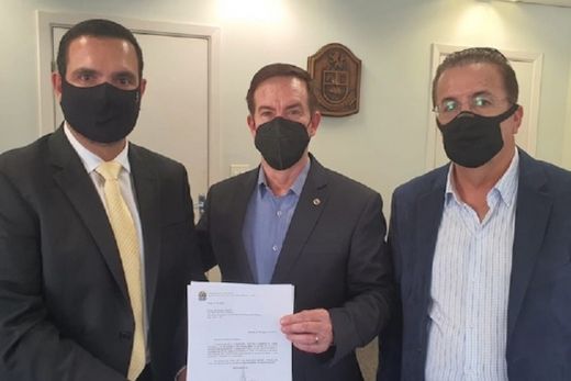 Contato. Júlio Cesar e Luiz Carlos Motta ladeiam o Coronel Camilo, secretário em exercício da Secretaria de Estado de Segurança Pública