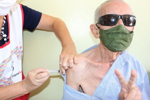 Condição. A dose de reforço pode ser aplicada apenas em idosos que completaram o esquema vacinal há mais de seis meses