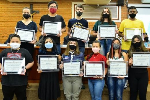 Sessão Solene. Diplomação transcorreu durante evento marcado por ensejos de boas realizações aos 11 jovens parlamentares