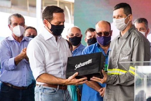 Cumprimento. O produtor rural Reinaldo Borges com o governador João Doria, após assinatura do Programa de Produção Integrada de Alimentos (PIA)