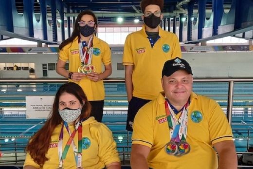 No Centro Paralímpico Brasileiro. Os medalhistas Verônica Tropaldi, Kevin dos Santos, Natali Silva e Marcelo da Silva