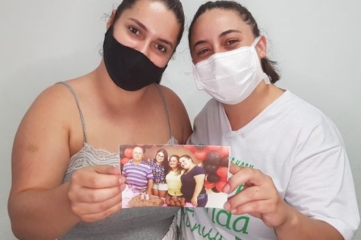 Amor incondicional. Natália e Nádia Paganini seguram uma foto delas com o pai José Luiz e a irmã Naisa