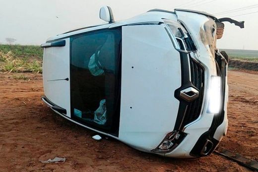 Ladrão furta carro do Conselho Tutelar, perde controle e capota