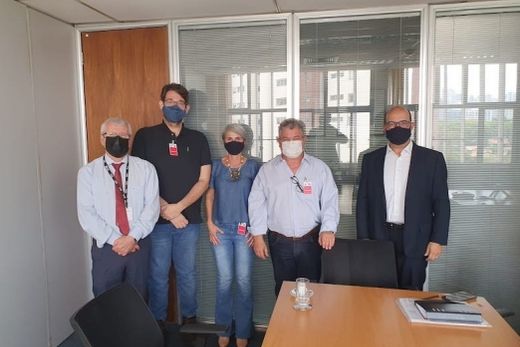Reunidos. Os secretários Willian Bassi e Luiz Gonzaga Bussola e a diretora Maria Bellintani entre Paulo Delgado (assessor parlamentar) e José Valverde (coordenador de Resíduos Sólidos)