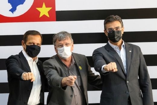 Entre João Doria e Rodrigo Garcia. Cido Ferrari obteve recursos para o recapeamento total da Avenida Alexandre dos Santos Pires