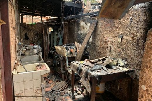 Casal de idosos tem casa destruída em incêndio