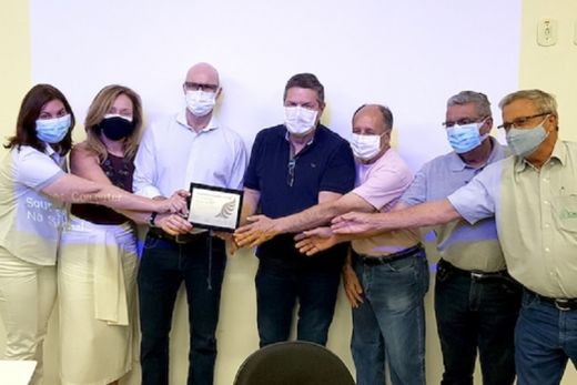 Reconhecimento. Diretores do Hospital e profissionais que atuam no atendimento a pacientes com AVC mostram a premiação recebida na última quarta-feira (29)