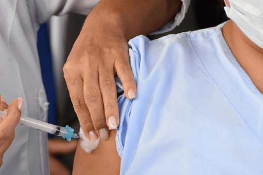 Vacinação: profissionais da saúde têm dose de reforço