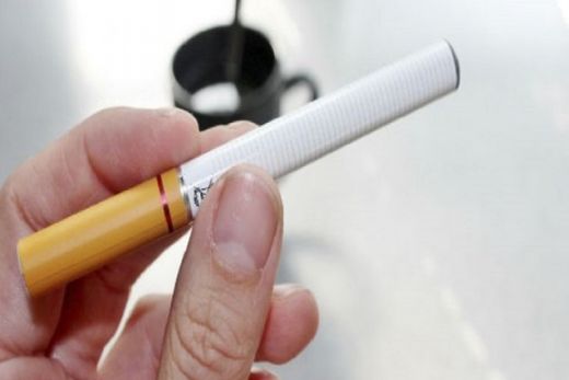 Fumar cigarro eletrônico abre portas para o vício em cigarro comum