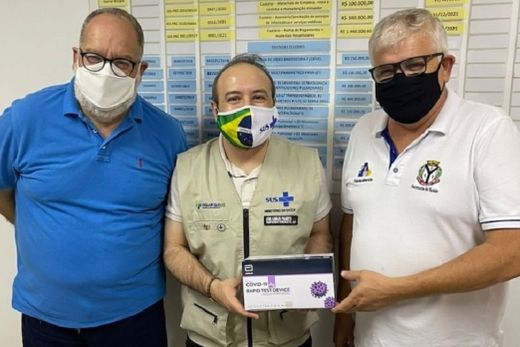 No Hospital. João Carlos Paludeto, entre Paulo Bernardi e Ademir de Souza, fez a entrega de 700 testes rápidos para covid-19 e dois oximetros de mesa