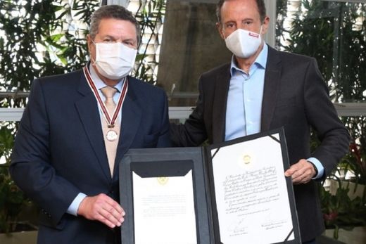 João Carlos Marchesan e Paulo Skaf. Outorga foi uma surpresa feita ao homenageado, no último dia 30