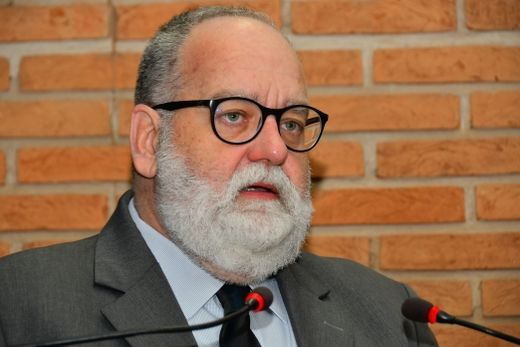 Paulo Bernardi. "A mulher pode dizer ?Sinal Vermelho? ou pedir socorro expondo a mão aberta com a marca de um ?x?, se possível na cor vermelha?