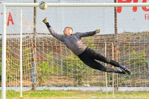 Leonardo. Goleiro fez mais duas defesas salvadoras, desta vez contra a São-Carlense
