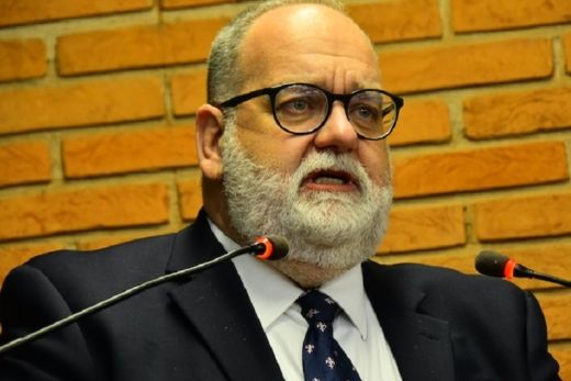 Paulo Bernardi. "No interior dos estabelecimentos, cartazes indicando onde a cadeira de rodas pode ser localizada passam a ser obrigatoriamente visíveis"