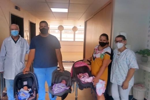 Felicidade junto aos três bebês. Luiz Cerqueira (pediatra), Eder Ferreira (pai), Jessilen Ferreira (mãe) e Natália Araújo (técnica de Enfermagem da Maternidade)
