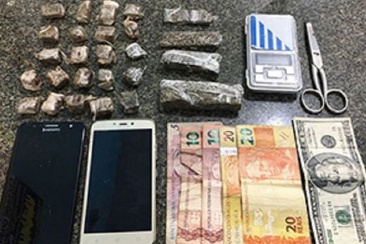Homem é flagrado repassando entorpecentes à adolescente