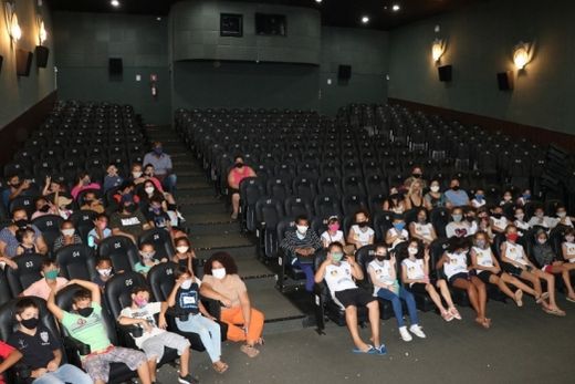 No Cine Teatro Matão. Crianças do Projeto Coração tiveram contato com a telona pela primeira vez