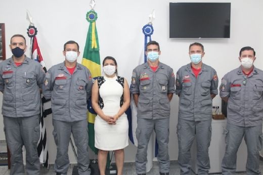 Ana Mondini entre oficiais do Corpo de Bombeiros. Presidente da Câmara agradeceu o prefeito Cido Ferrari por ter atendido seu pedido de enviar o projeto para o Legislativo