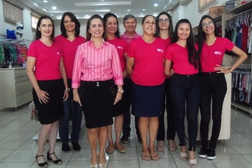 Equipe. A Maribel oferece ampla variedade de produtos para os públicos feminino e masculino