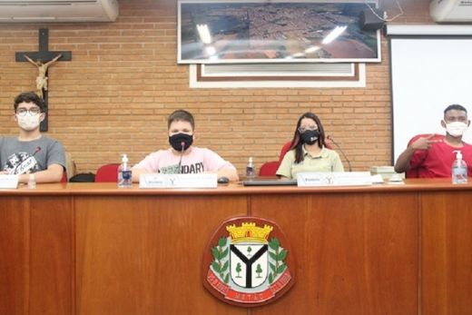 A Mesa Diretora. Vinícius da Silva (vice-presidente), Nicolas de Almeida (1º secretário), Larissa Venâncio (presidente) e Pedro dos Santos (2º secretário)