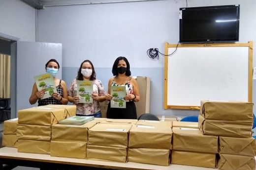 Águas de Matão entrega 1.400 apostilas à Secretaria de Educação