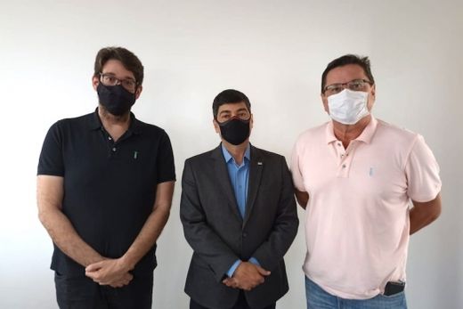 Oportunidade. O secretário Aíldo Rodrigues, entre Willian Bassi e José Orlando Mingossi, manifestou sua disposição em contribuir para a efetivação dos projetos apresentados