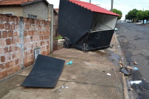 Trailer de lanches é atingido por caminhonete e fica destruído