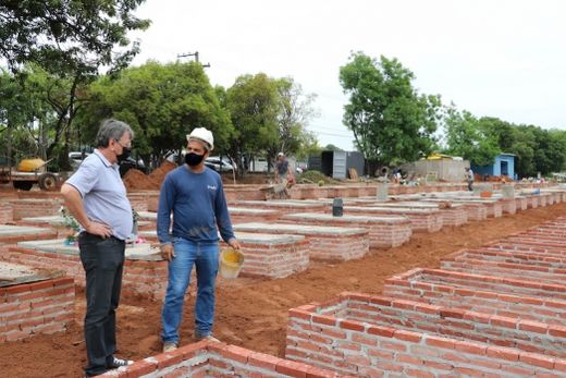 O prefeito Cido Ferrari, acompanhando as obras. Dos 452 jazigos que estavam por terminar na parte nova do Cemitério, falta a conclusão de 99; trabalho terá continuidade após feriado de Finados