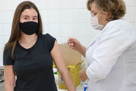 Complemento. Todas as pessoas de 12 a 17 anos que tomaram a primeira dose há mais de oito semanas podem ir ao mesmo local para a aplicação da segunda dose da Pfizer