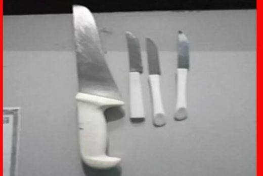 Uma faca grande e três pequenas foram apreendidas