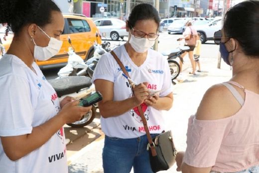 Em contato com o público. Equipes da Campanha 'Viva Mais, Viva Melhor' têm desenvolvido diversas ações preventivas junto à população nas ruas