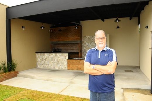 Paulo Bernardi, diante da Área de Lazer ‘Adail Pedro’. Homenageado é lembrado por seu histórico de vida e profissional