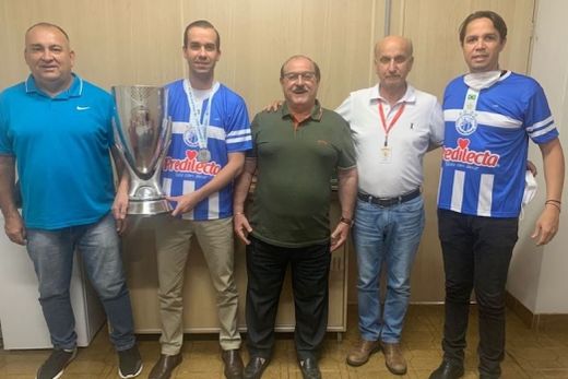 Contato. A taça de vice-campeã esteve na Predilecta, na Brasilux e também nas outras empresas integrantes do GAM, na quarta (10)