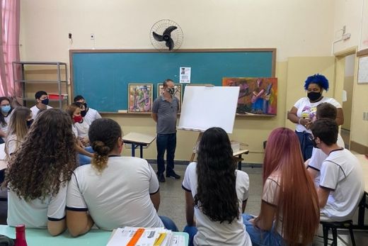 Estreia. A primeira atividade do projeto foi Pintura Interativa em Tela, com o artista Chico Silva, na Escola 'Adelino Bordignon'
