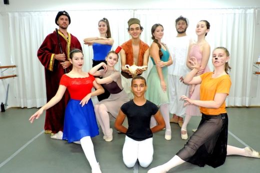 Parte do elenco de 'Aladdin'. Espetáculo promete surpreender o público